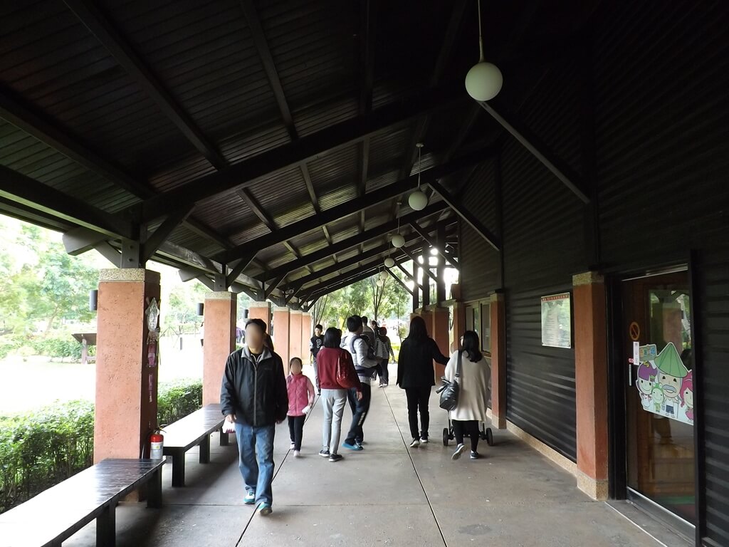 八德埤塘自然生態公園的圖片：管理與遊客服務中心前的走道