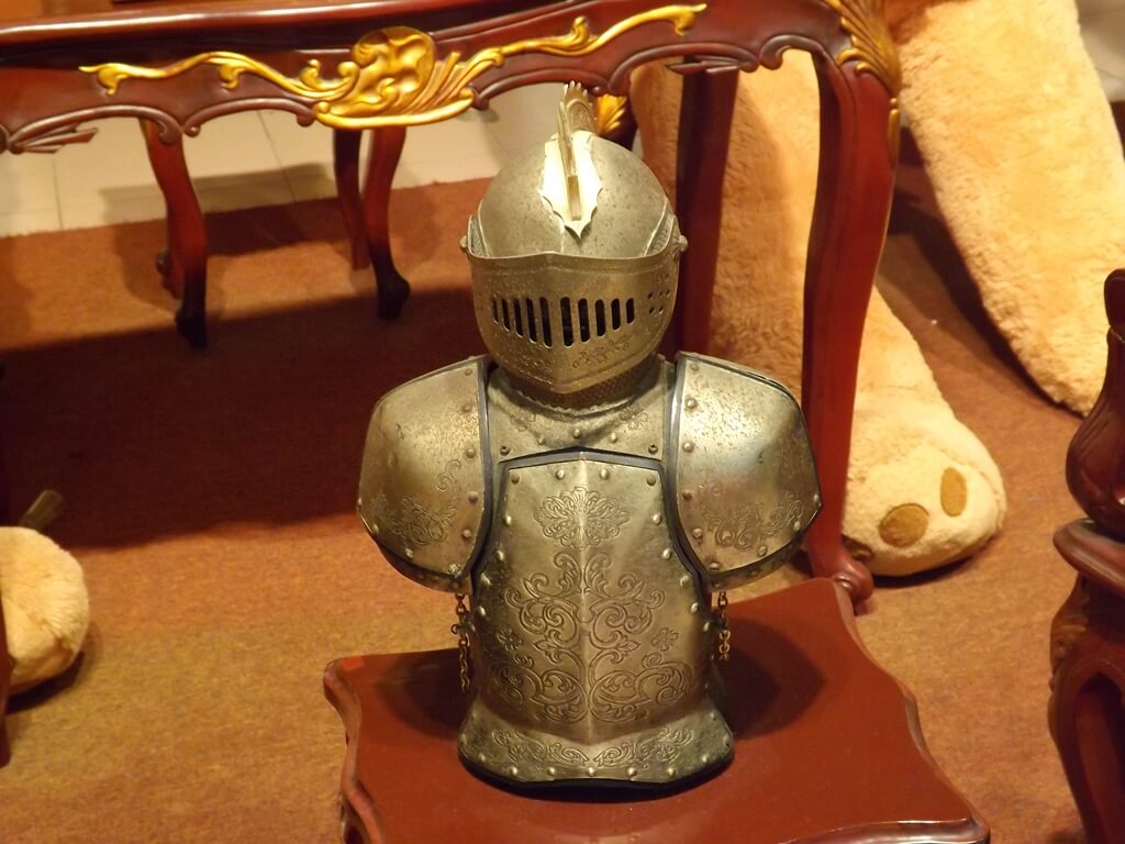 大黑松小倆口愛情故事館（已拆除）的圖片：小型中古世紀鎧甲模型展示