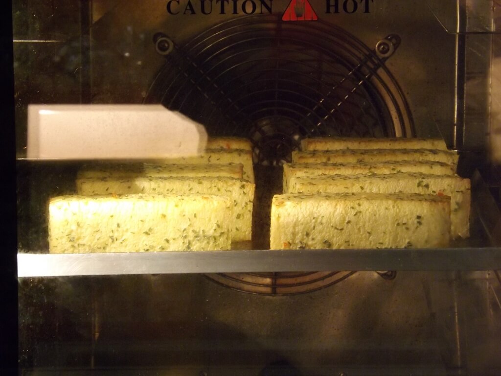 大黑松小倆口愛情故事館（已拆除）的圖片：烘烤中的香蒜麵包