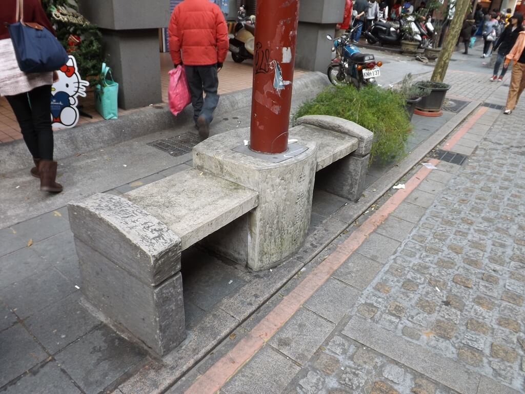 中壢中平路商圈的圖片：徒步區的水泥座位