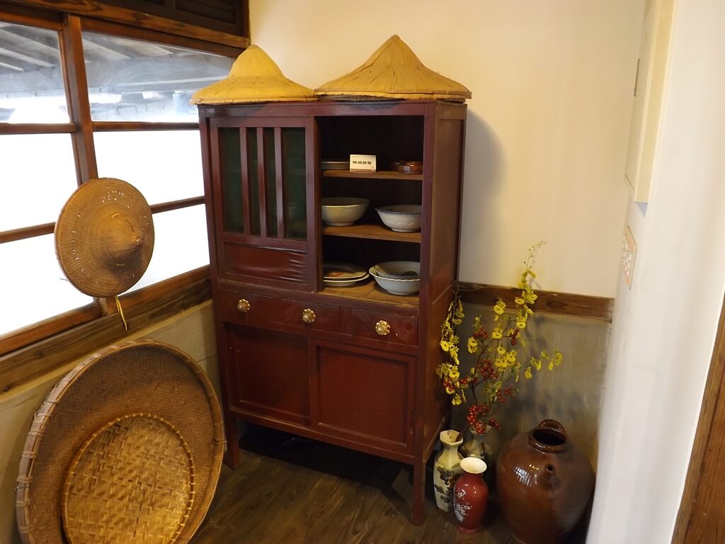 中平路故事館的圖片：古老的木製碗櫥、竹篩、斗笠