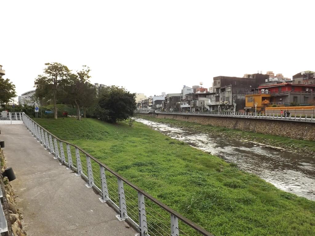 中壢老街溪步道的圖片：河川教育中心前方溪水風景