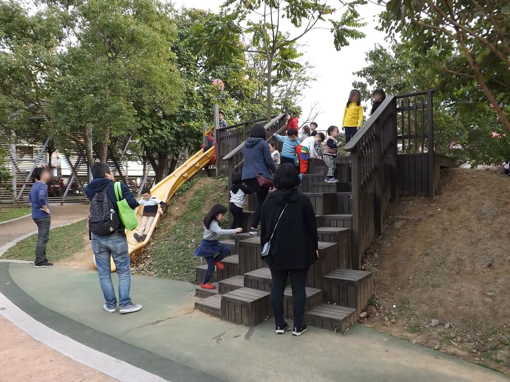 平鎮新勢公園的圖片：小型溜滑梯