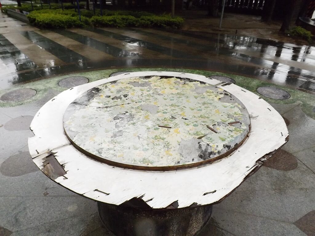 平鎮雲南文化公園的圖片：有點像桌子的裝置藝術