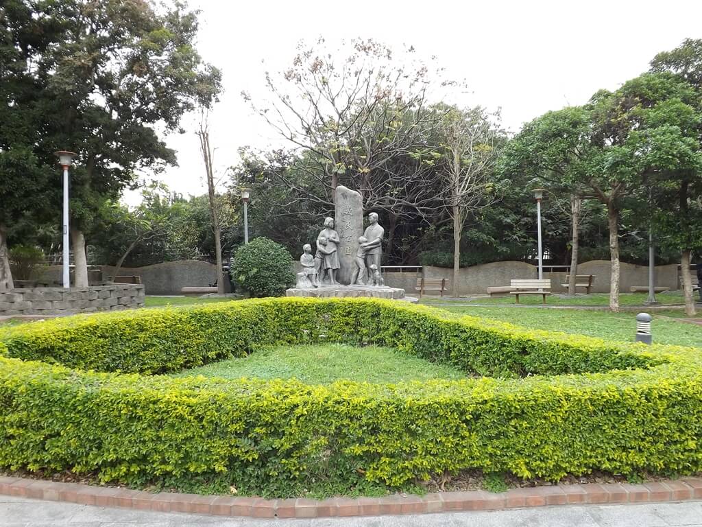 平鎮義民公園（已拆除）的圖片：具有代表意義的公園草木與石像