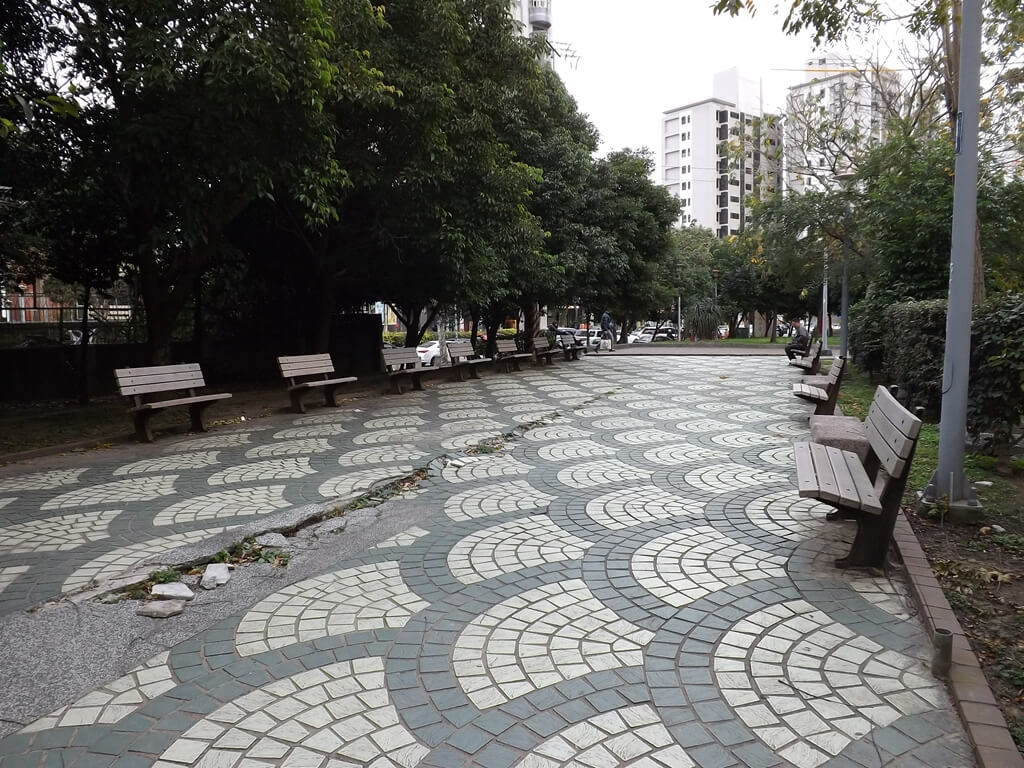 平鎮義民公園（已拆除）的圖片：公園內廣場與休閒座椅