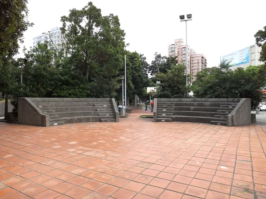 平鎮義民公園（已拆除）的圖片：圓環活動廣場與看台