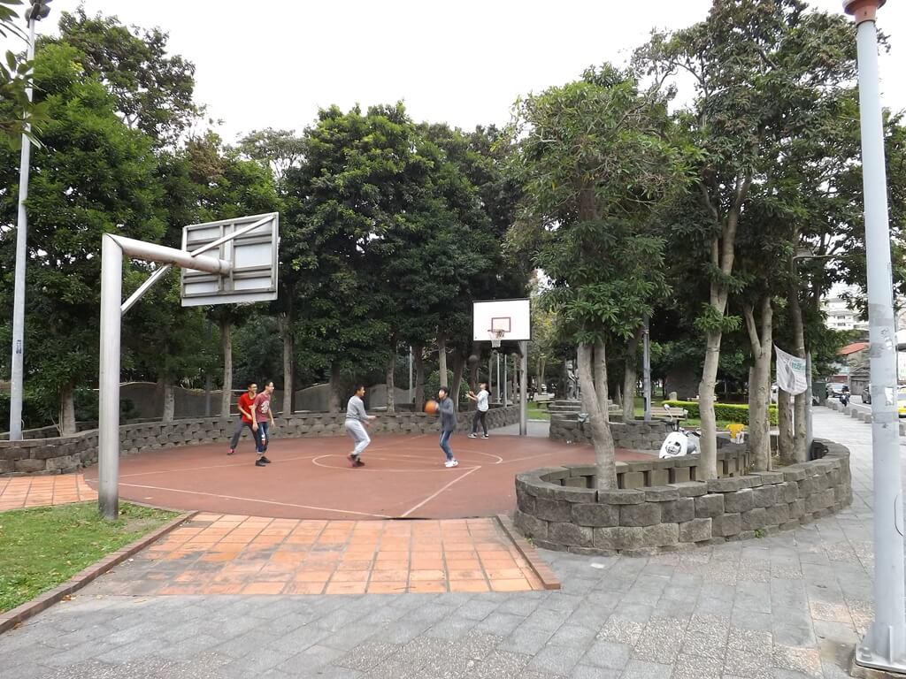 平鎮義民公園（已拆除）的圖片：兩個半場的籃球場