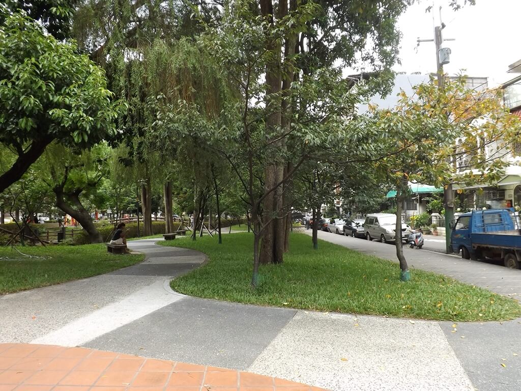 中壢莒光公園的圖片：前方許多的樹木，包含好幾棵櫻花樹