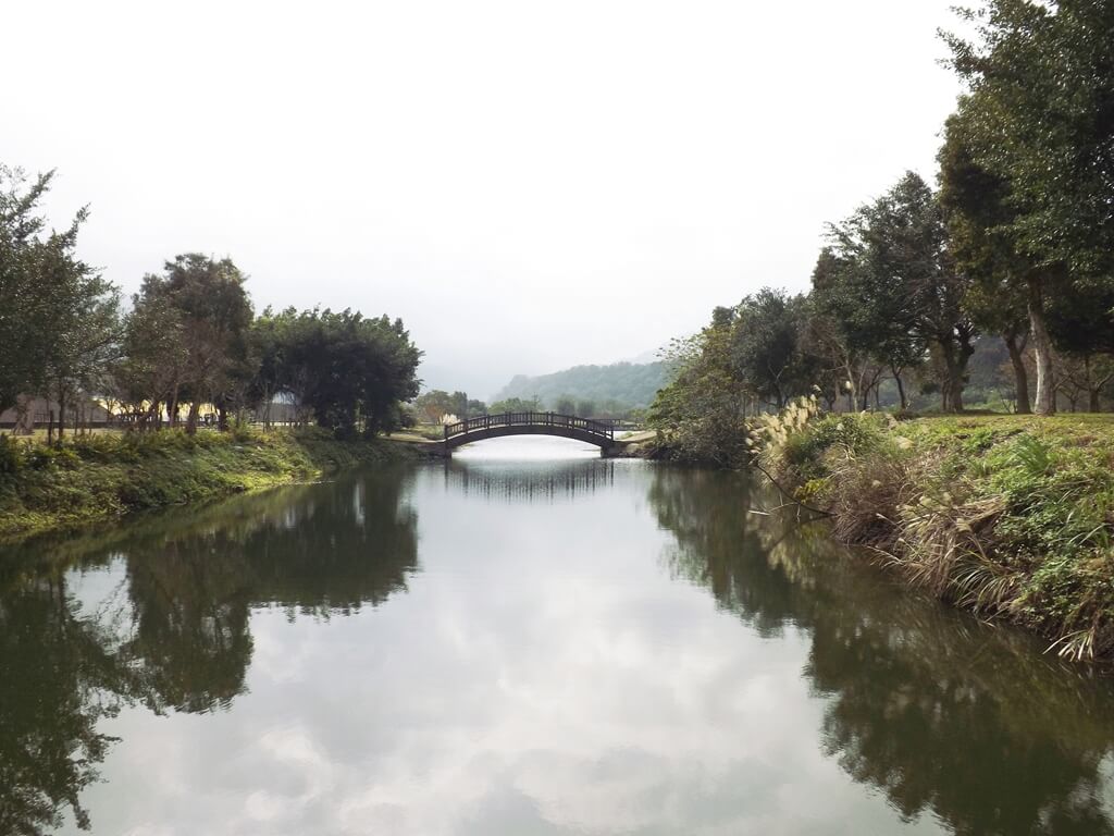三坑自然生態公園的圖片：湖面上舊的拱型木橋