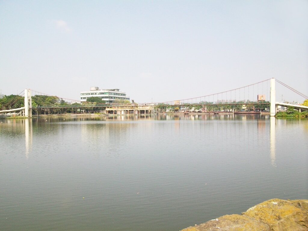 龍潭觀光大池（龍潭大池）的圖片：橫跨大池湖面的觀光吊橋