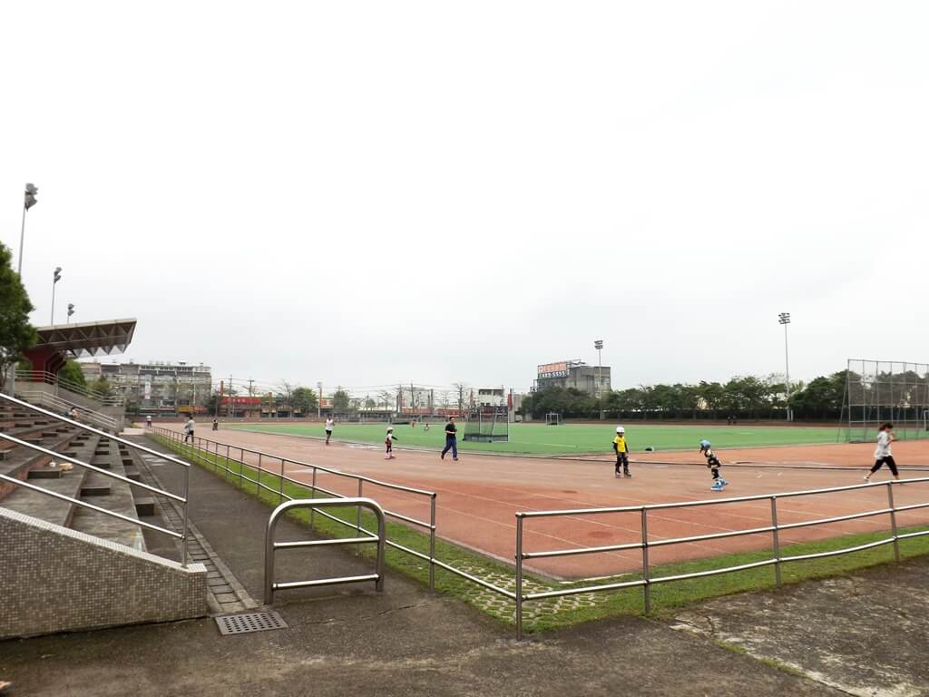 龍潭運動公園的圖片：雨後的 PU 跑道與操場
