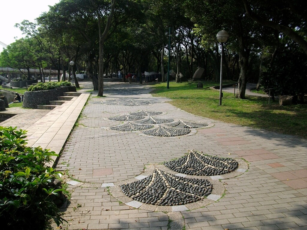 龍潭觀光大池（龍潭大池）的圖片：池邊的公園步道