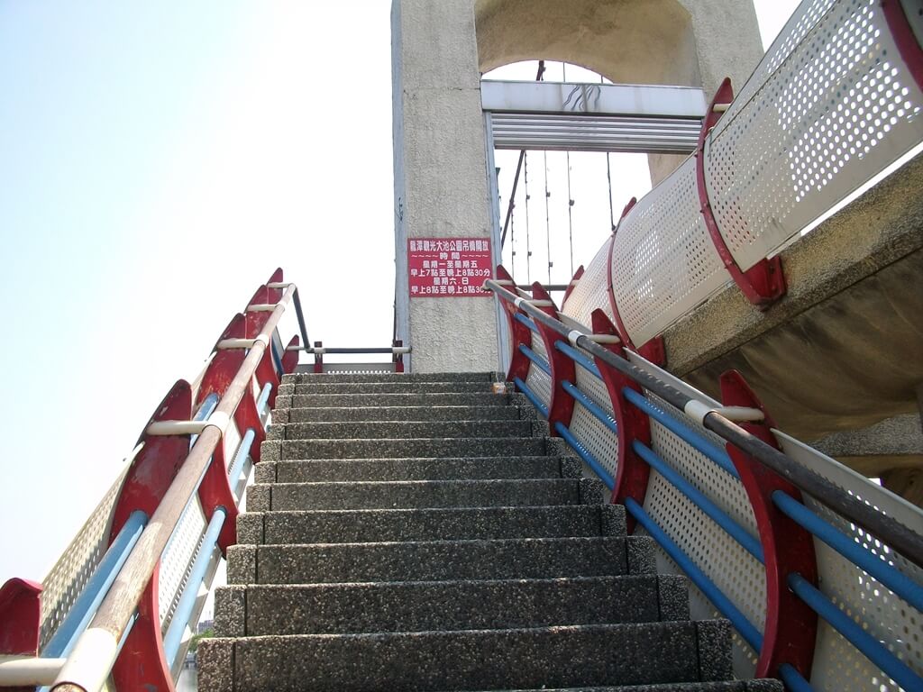 龍潭觀光大池（龍潭大池）的圖片：觀光吊橋旁的階梯