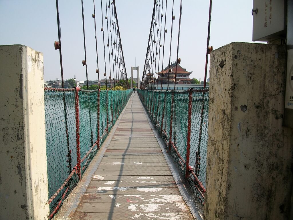 龍潭觀光大池（龍潭大池）的圖片：走在觀光吊橋上其實需要點勇氣