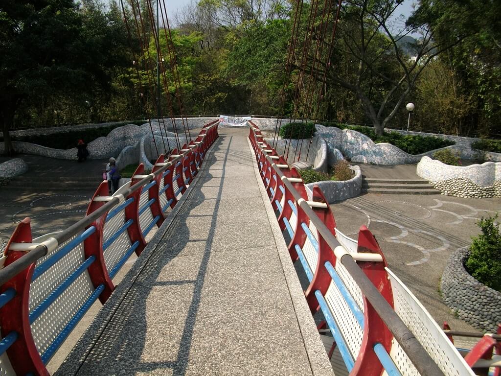 龍潭觀光大池（龍潭大池）的圖片：接到池畔公園的吊橋端