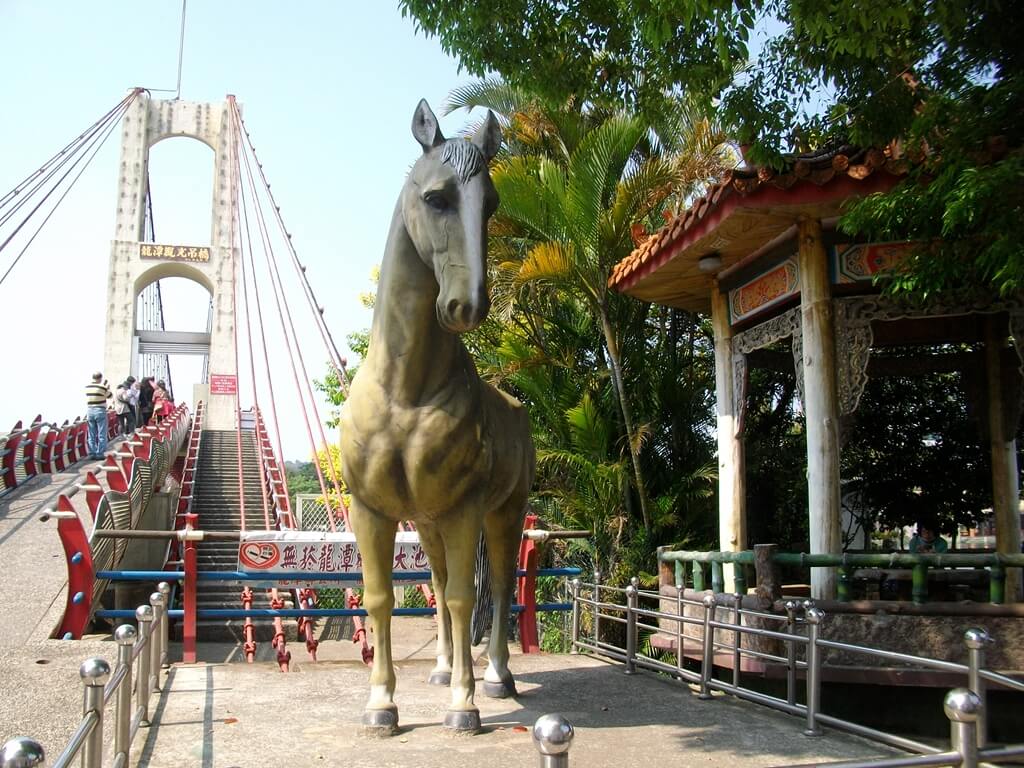 龍潭觀光大池（龍潭大池）的圖片：南天宮旁觀光吊橋入口兩側的金馬