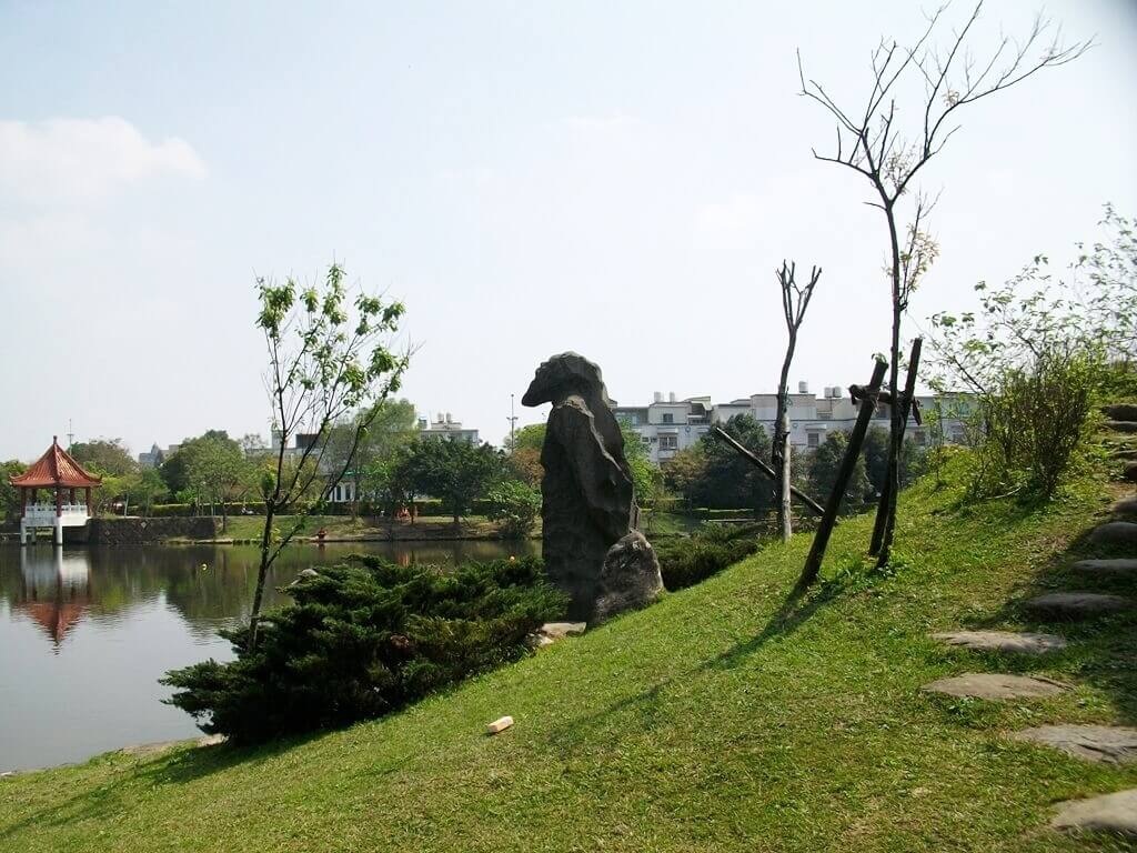 龍潭觀光大池（龍潭大池）的圖片：美麗的草皮與恐龍造景