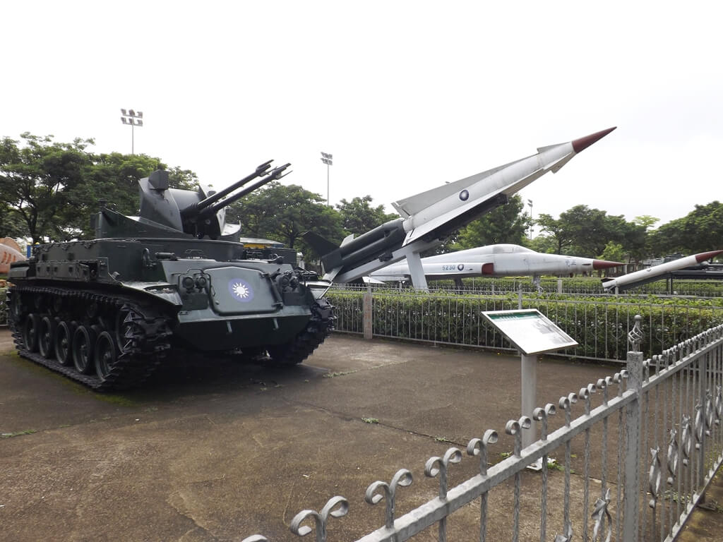 龍潭運動公園的圖片：M42雙管防砲戰車與勝利女神力士型防空飛彈展示