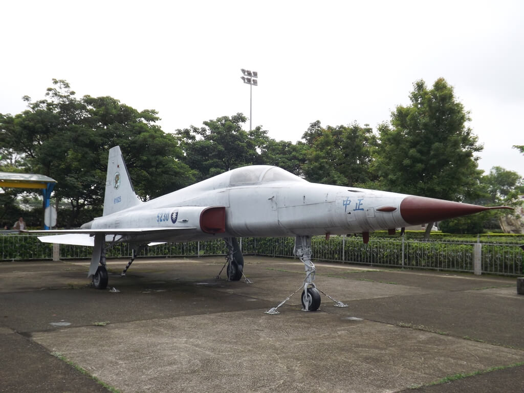 龍潭運動公園的圖片：退役的 F-5E 中正號戰鬥機展示