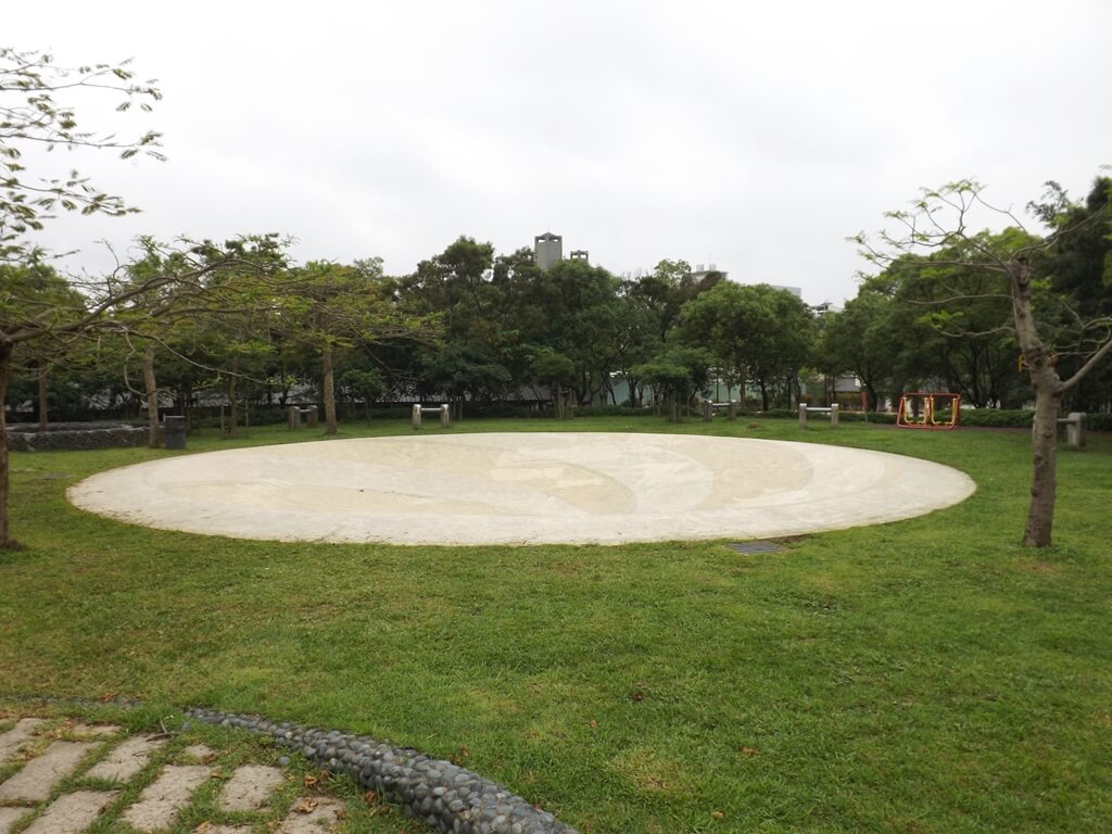 龍潭運動公園的圖片：花嫁迴廊旁草皮上的集水區設計