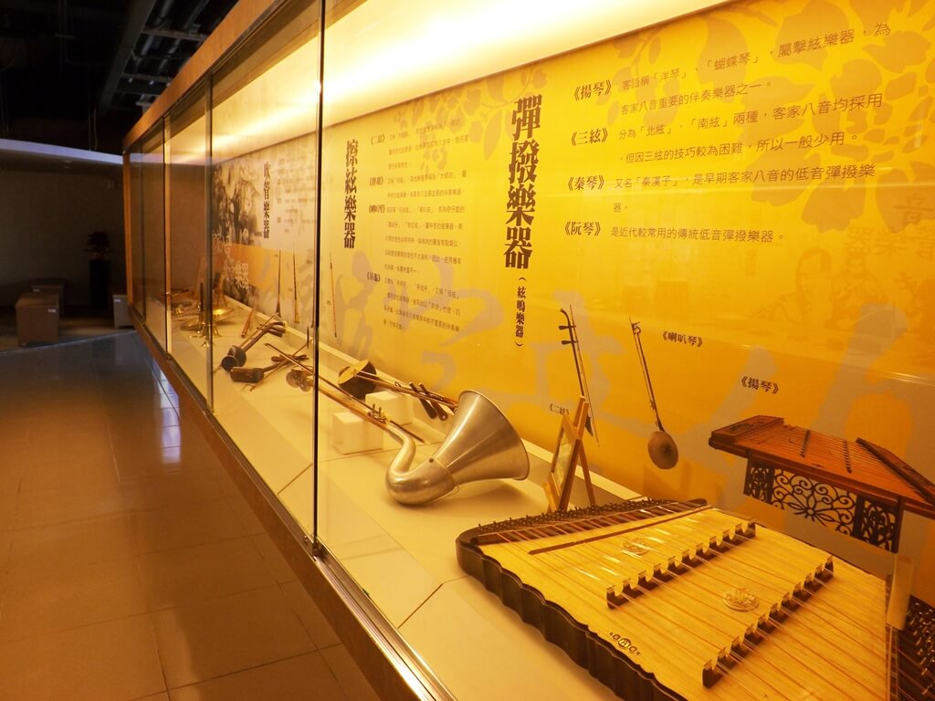 桃園市客家文化館的圖片：常見的彈撥樂器展示