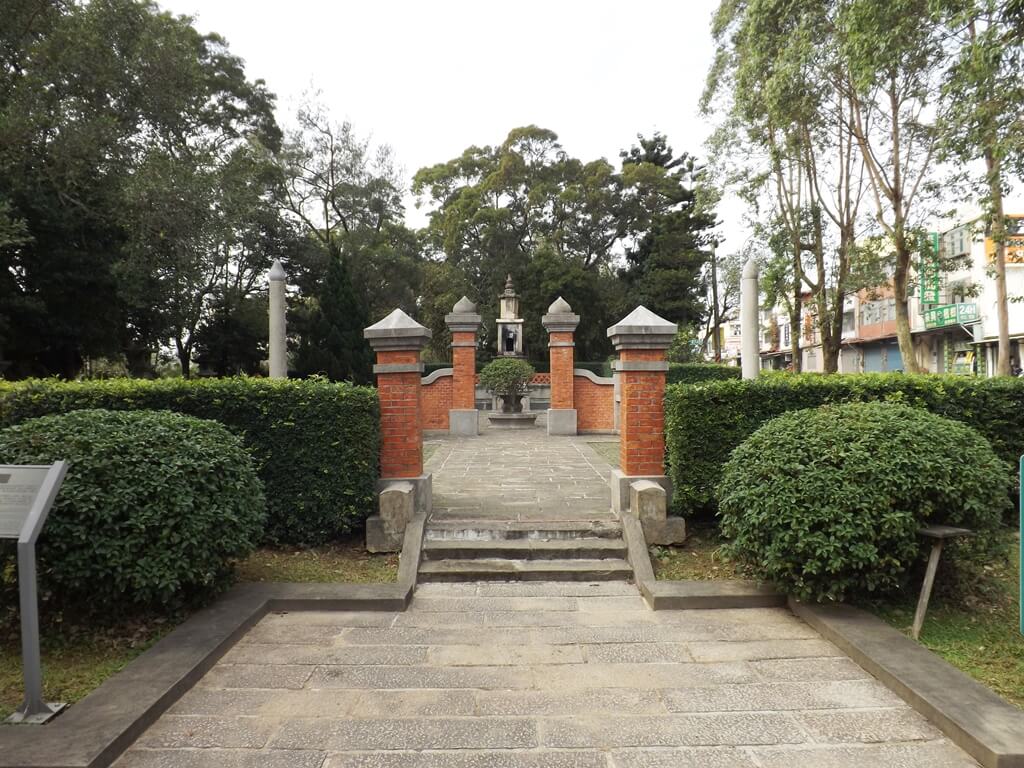 龍潭聖蹟亭的圖片：站在最外層的庭園