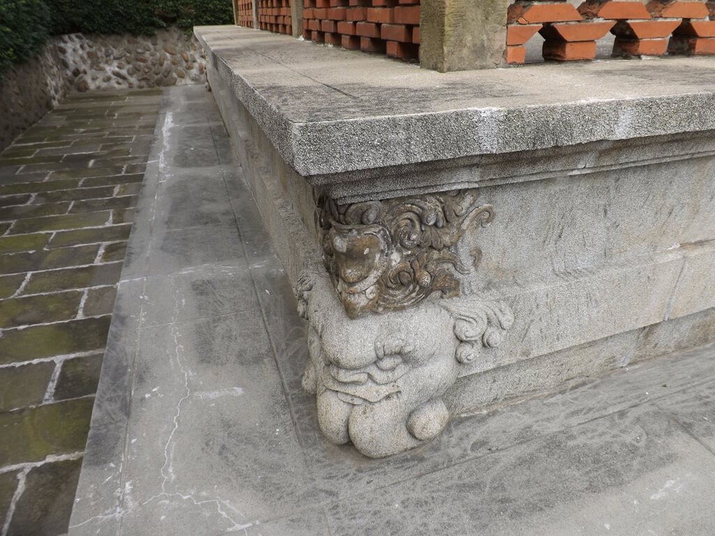 龍潭聖蹟亭的圖片：爐體基座上的雕刻