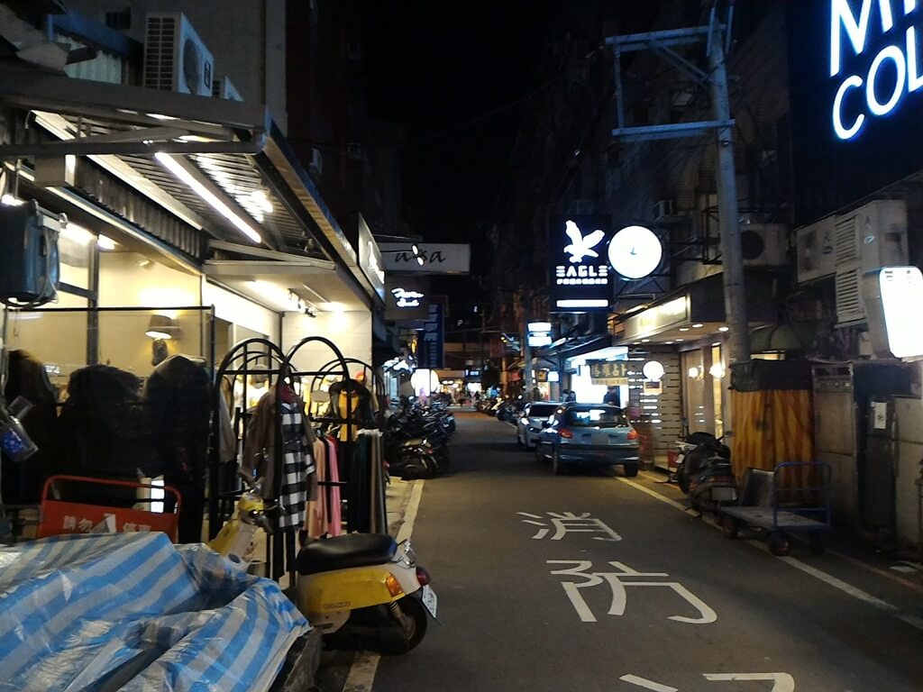 中原夜市商圈的圖片：巷弄內也有商店