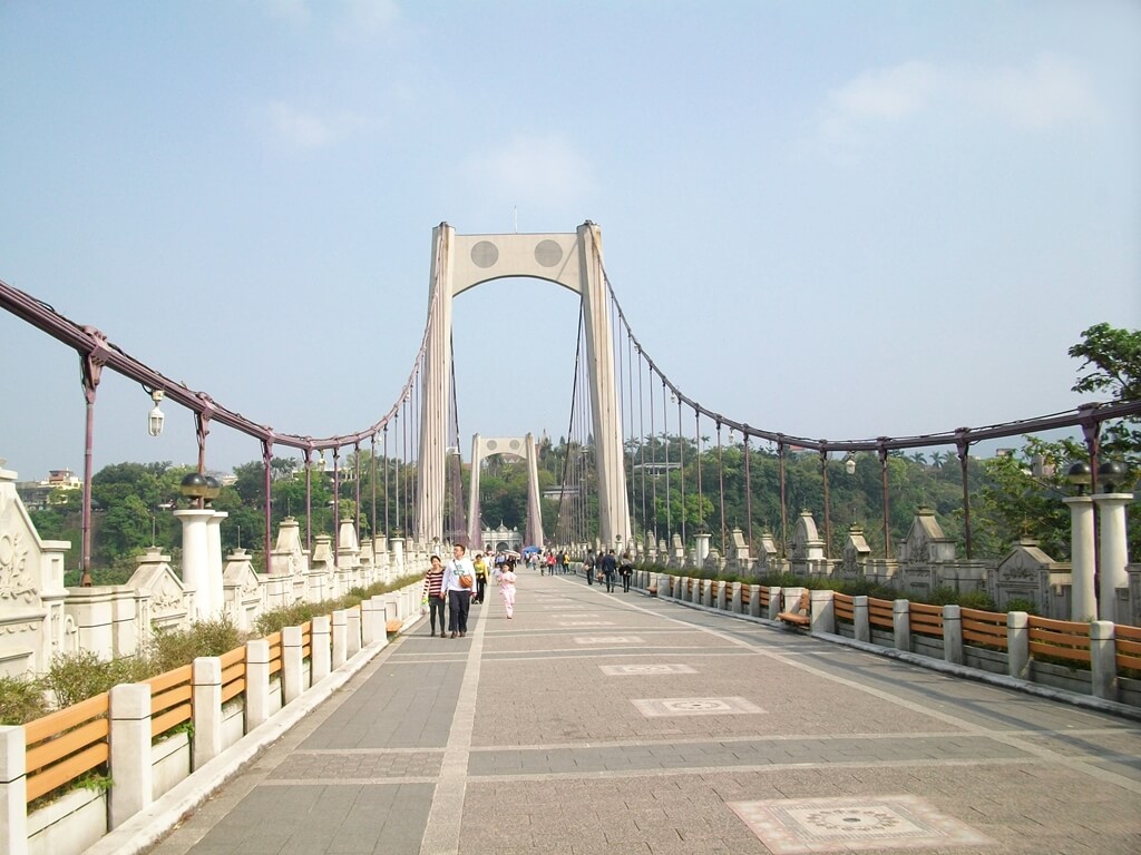 大溪橋的圖片：寬闊的橋面與高聳的吊橋柱