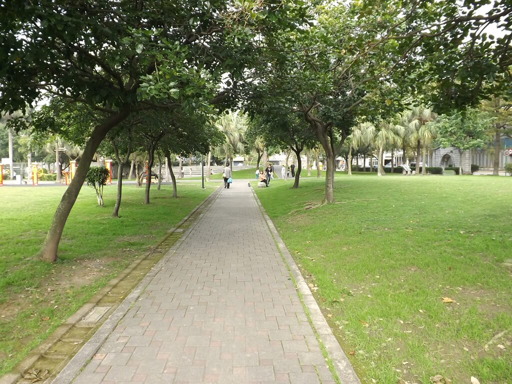 中壢元生公園的圖片：筆直的步道兩側都是綠地