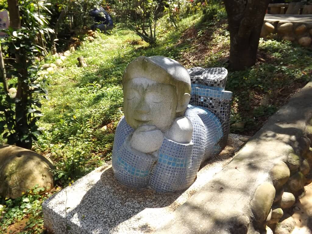楊梅貴山客家文化公園的圖片：貴山步道上的石像