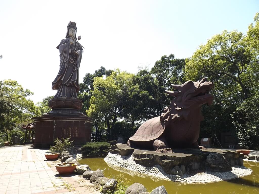 楊梅貴山客家文化公園的圖片：山頂上的觀音像與龍龜像