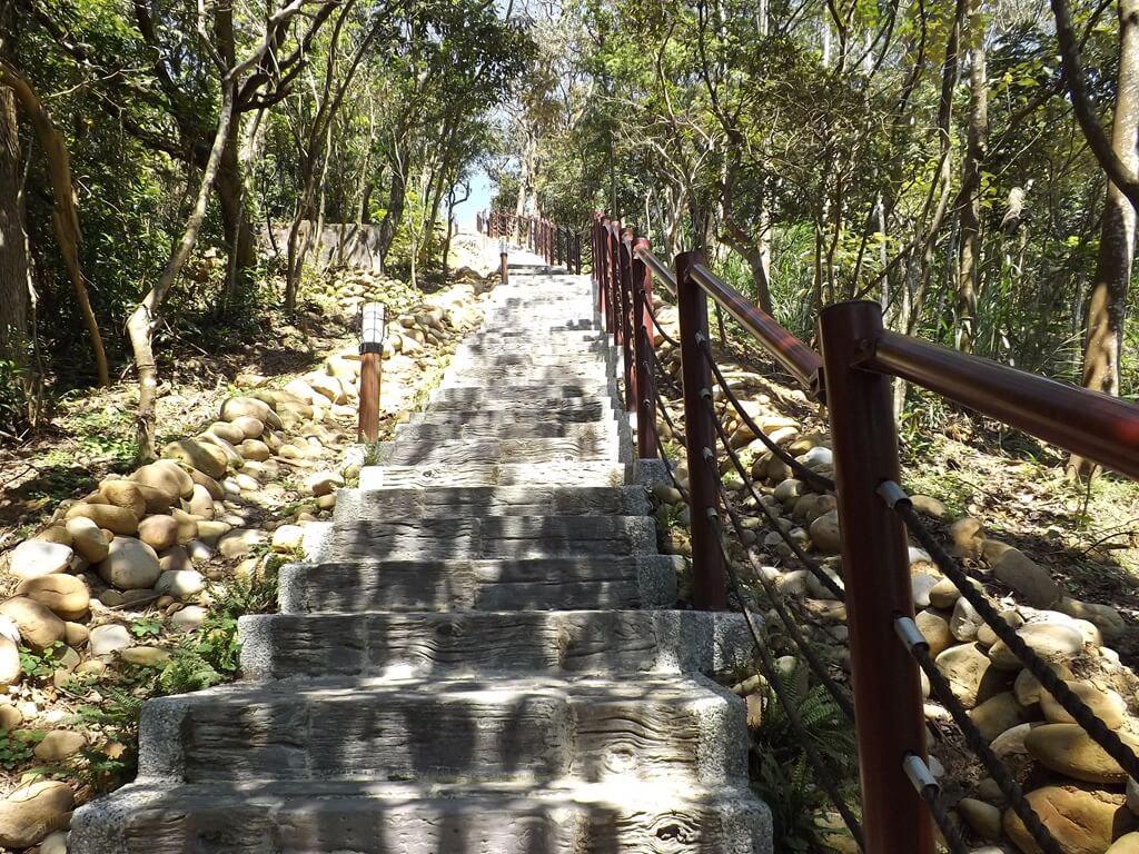 楊梅秀才登山步道的圖片：接近山頂段的欄杆扶手