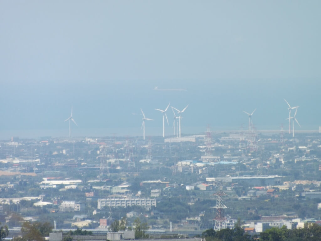 楊梅秀才登山步道的圖片：遠眺觀音海邊的風力發電機