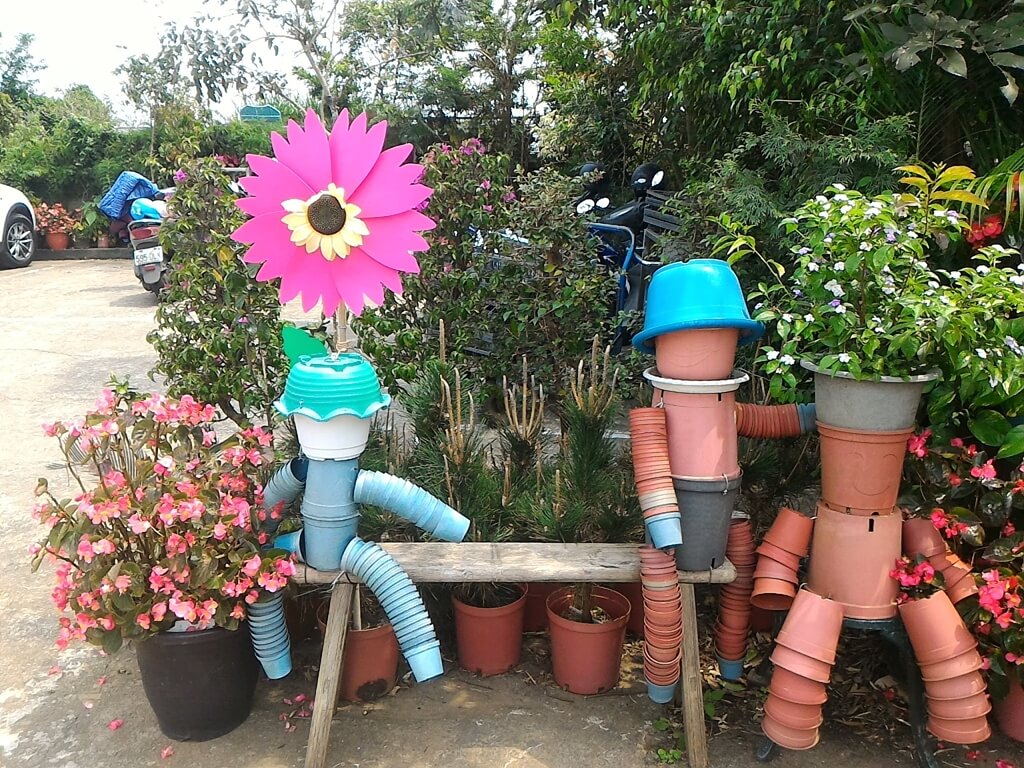 青松農場的圖片：花卉販售區前的可愛人偶