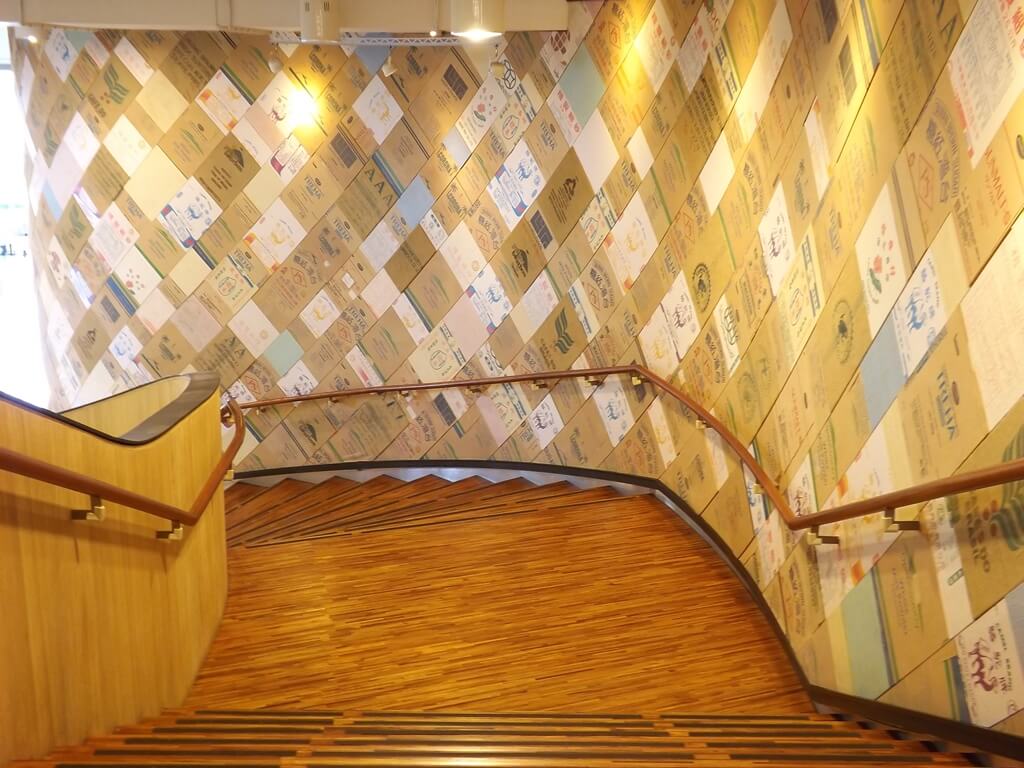 郭元益糕餅博物館桃園楊梅館的圖片：特展區通往一樓辦手禮區的牆面