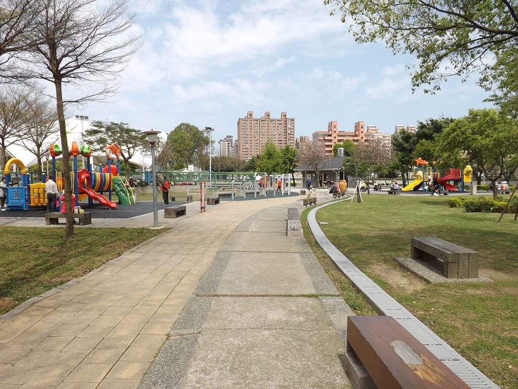 桃園市三民運動公園的圖片：公園內的步道