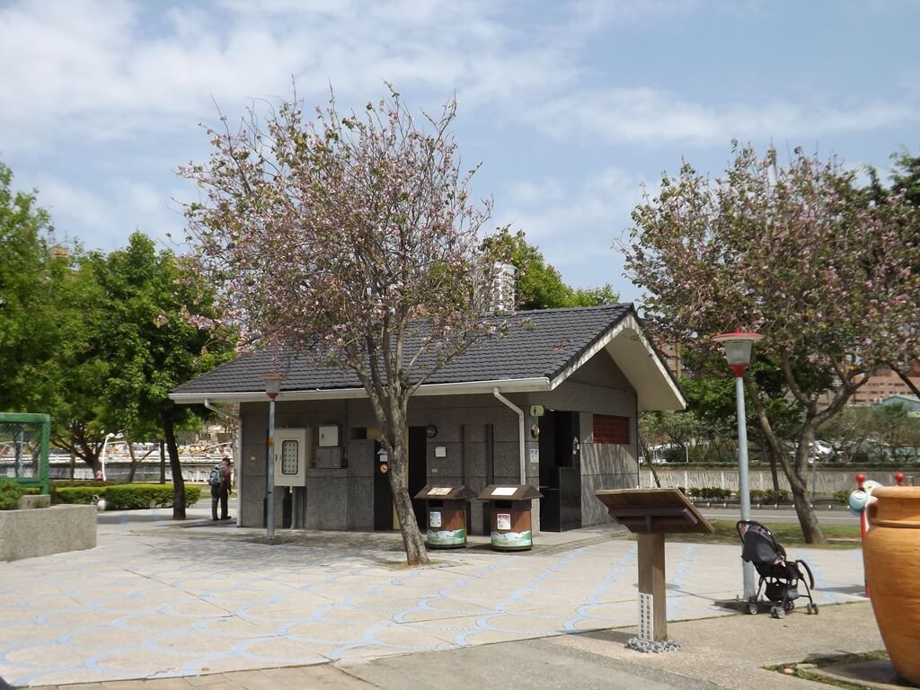 桃園市三民運動公園的圖片：美麗的公共廁所
