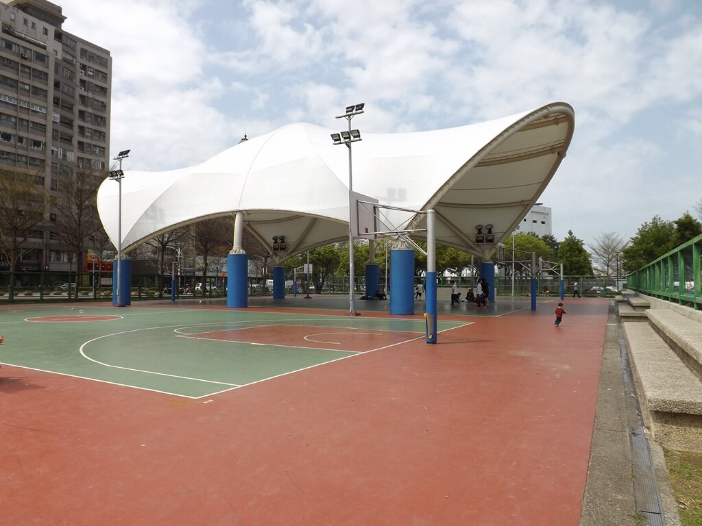 桃園市三民運動公園的圖片：天幕籃球場