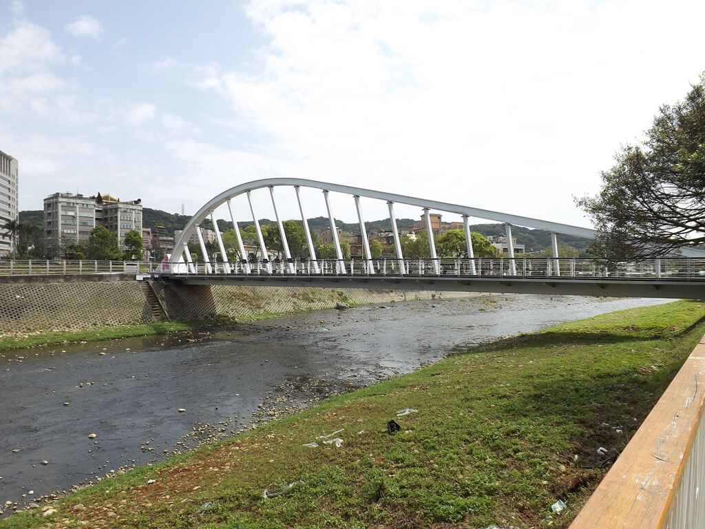 桃園市三民運動公園的圖片：南崁溪上的青溪橋輪廓