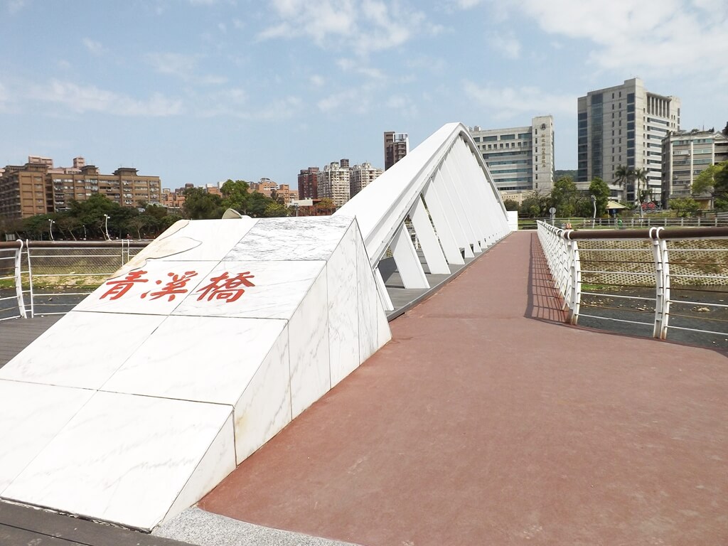 桃園市三民運動公園的圖片：青溪橋靠近溜冰場端