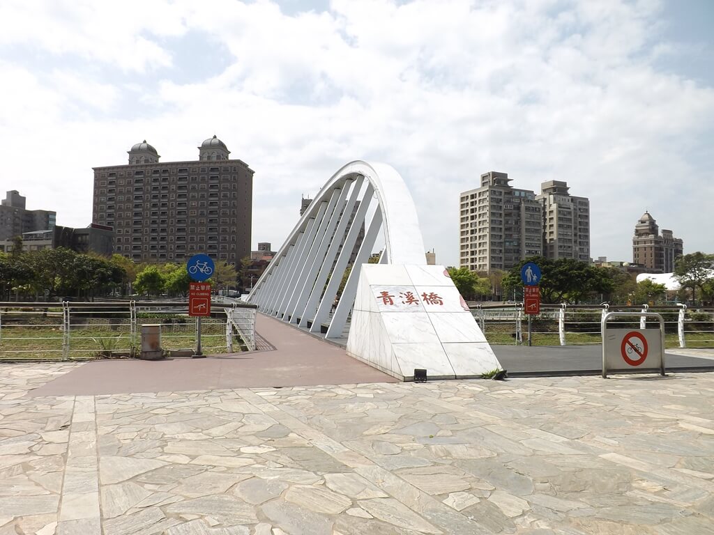 桃園市三民運動公園的圖片：青溪橋靠近幸福廣場端