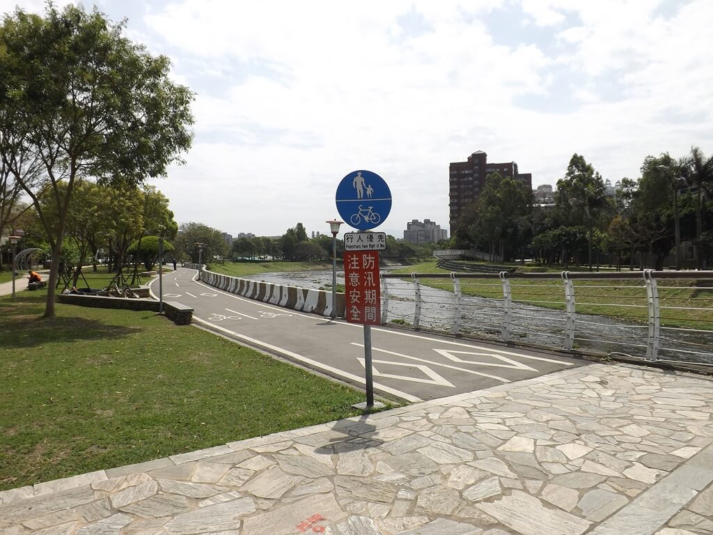 桃園市三民運動公園的圖片：沿著南崁溪的自行車道與行人步道