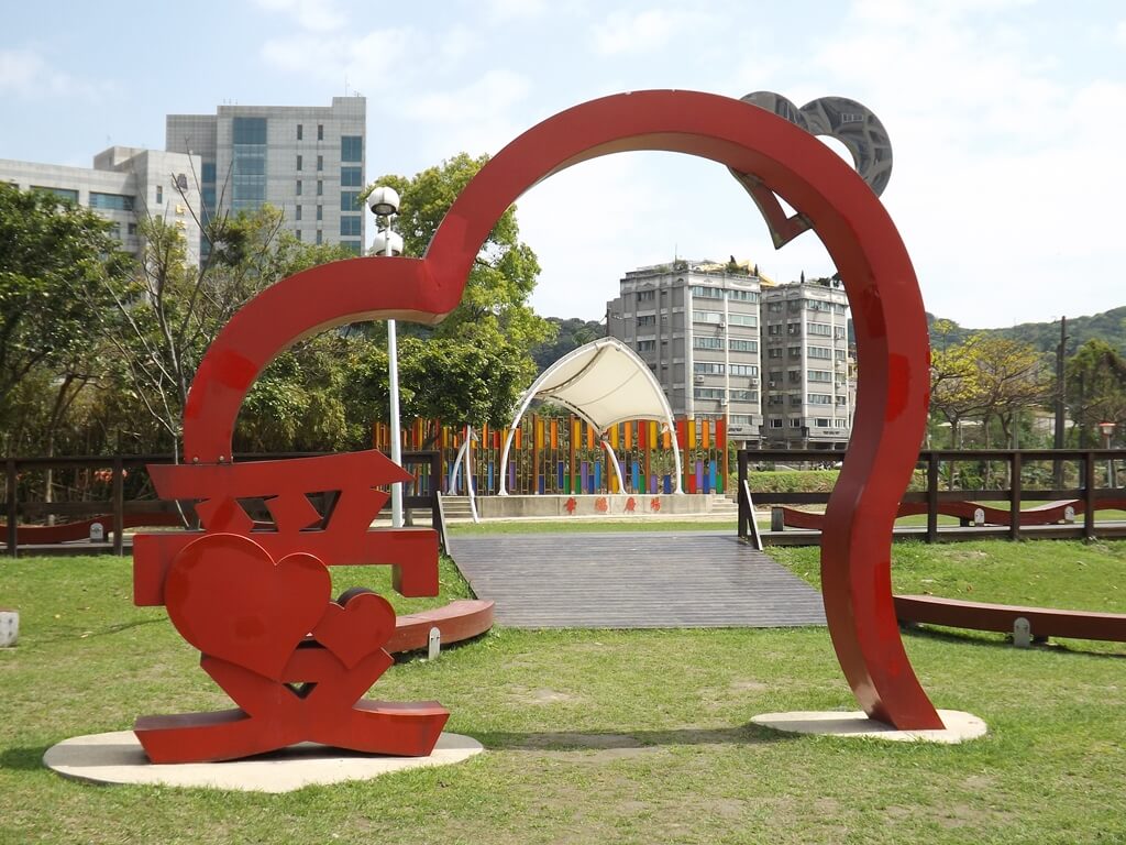 桃園市三民運動公園的圖片：通往幸福廣場的拱門