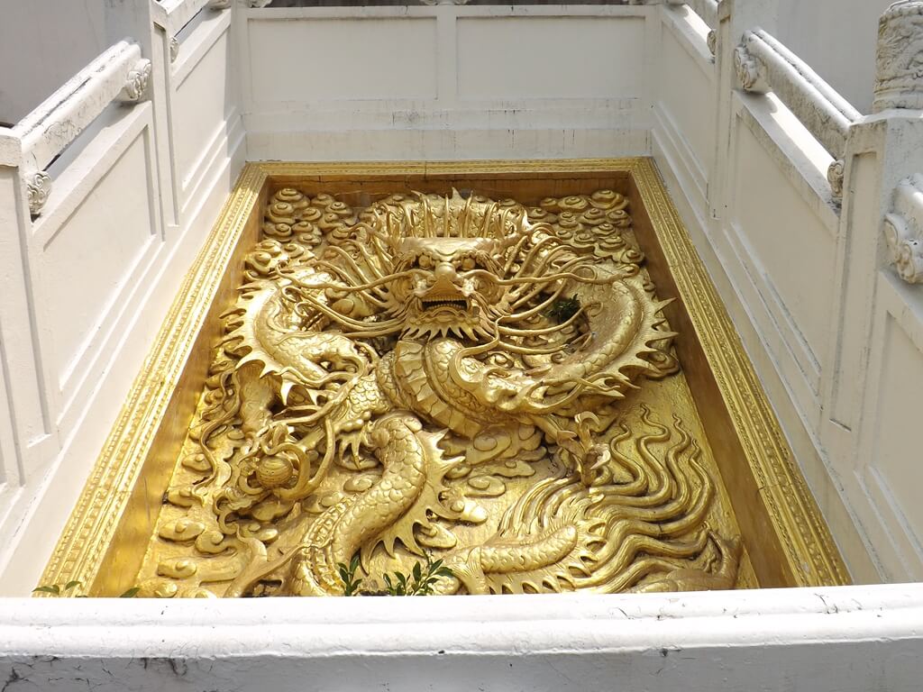 桃園市孔廟的圖片：階梯中間的金龍浮雕圖