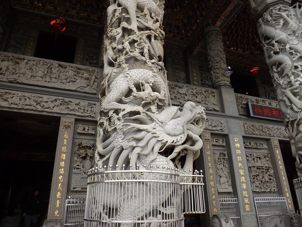 桃園明倫三聖宮的圖片：雕工精緻的龍柱