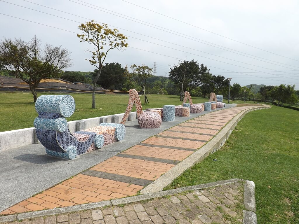 虎頭山環保公園的圖片：步道與水泥造景休閒座位