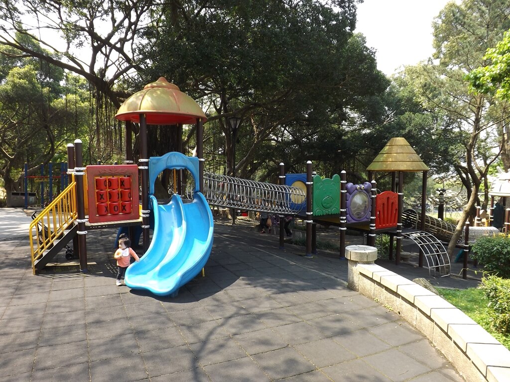 虎頭山公園（桃園市）的圖片：公園內的兒童遊戲組