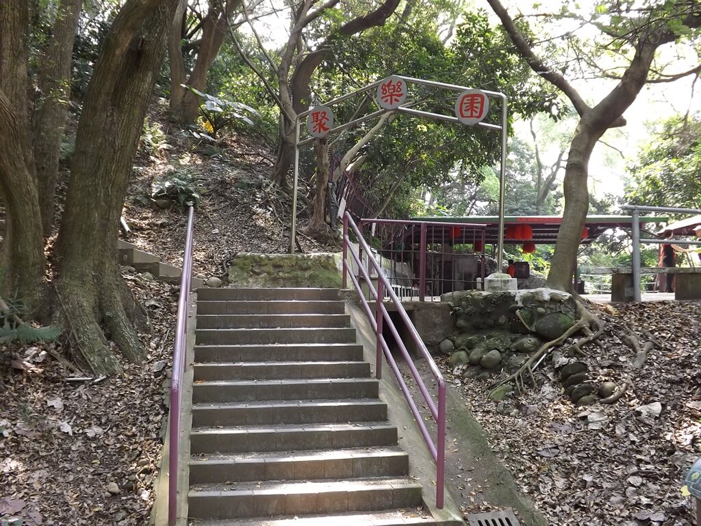 經國梅園的圖片：樓梯走上去是聚樂園